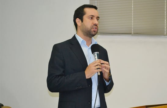 Raphael Rios propõe inclusão de atendimento prioritário para autistas e acompanhantes