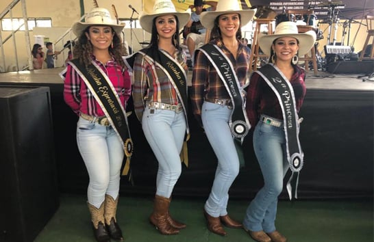 Stephany Cristina Nunes vence Concurso da Rainha da 44ª Expoaraxá