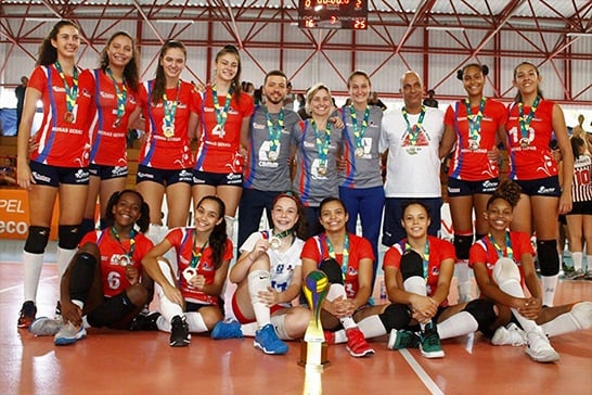 Time mineiro é bicampeão do Campeonato Brasileiro Sub-16 de vôlei em Curitiba