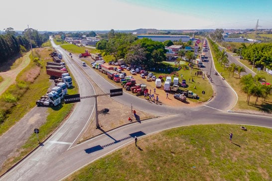 Greve dos caminhoneiros já compromete serviços de coleta de lixo e capina em Araxá