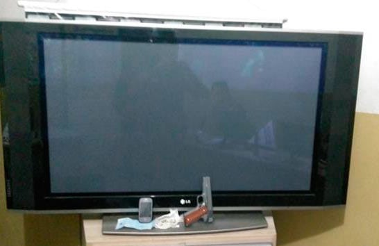 PM prende suspeito com drogas e apreende materiais de procedência duvidosa