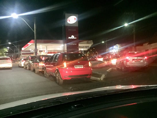Paralisação de caminhoneiros nas rodovias causa filas nos postos de combustíveis em Araxá