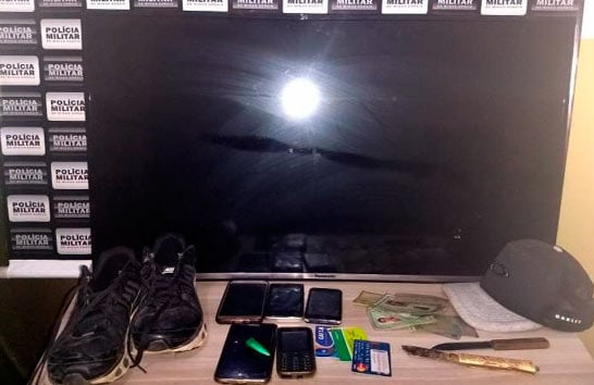 Jovens são presos após assalto à residência e PM recupera itens roubados