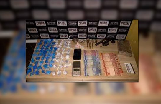 PM apreende drogas e prende suspeitos de tráfico no Tiradentes