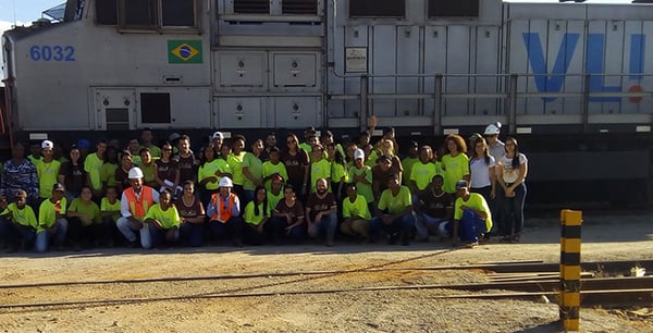 Jovens do Pequeno Jardineiro participam de ação para a revitalização de pátio ferroviário em Araxá