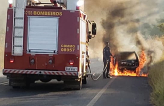 Carro é furtado e incendiado em Araxá