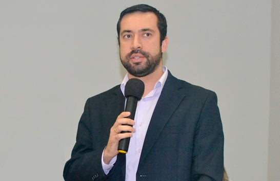 Vereador Raphael Rios manifesta apoio aos servidores da rede estadual de ensino na Câmara Municipal