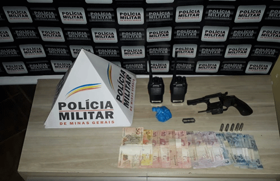 PM apreende arma e prende duas pessoas no Tiradentes