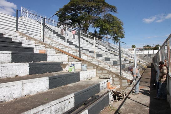 Estádio Fausto Alvim passa por melhorias na estrutura e no gramado