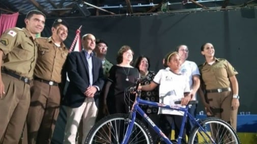 Policiais Militares doam bicicleta para aluna do Proerd