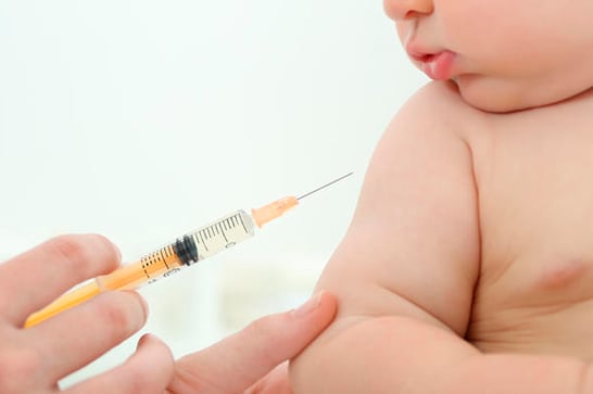 Crianças de seis meses a menores de um ano devem vacinar contra sarampo