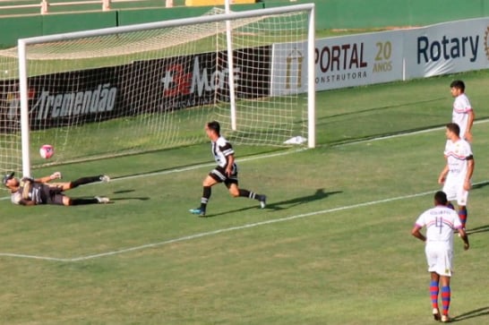 Araxá goleia Ponte Nova e segue invicto na Segundona