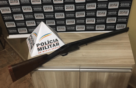 Homem é preso após ameaçar mulher e seus filhos com arma calibre 12