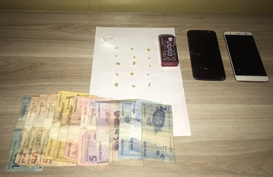PM prende três pessoas com crack no Tiradentes