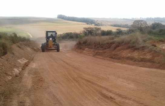 Secretaria de Desenvolvimento Rural faz serviço em estradas vicinais