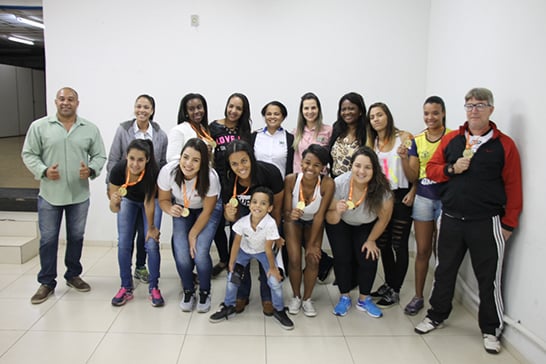 Equipe de handebol feminino garante vaga para etapa regional
