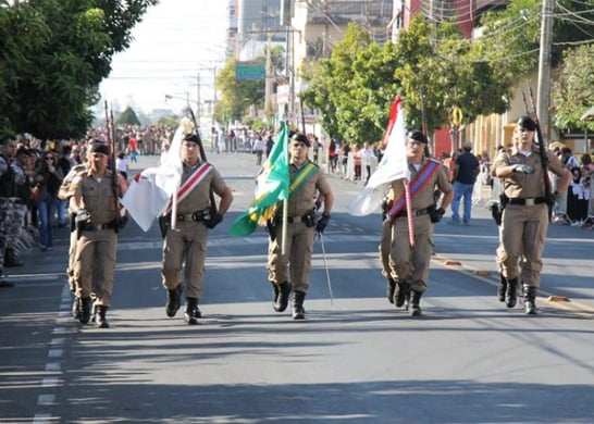Desfile de 7 de Setembro reúne 5 mil pessoas na avenida Getúlio Vargas