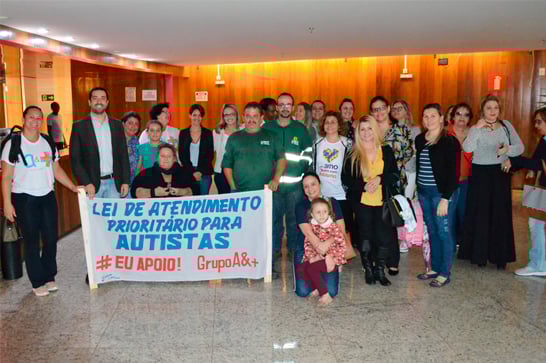 Legislativo aprova inclusão de atendimento prioritário para autistas e acompanhantes