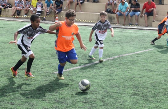 Centro Esportivo Educacional Pedro Bispo insere crianças no futebol society