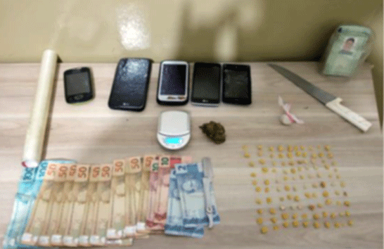 PM prende suspeito de tráfico de drogas e apreende adolescentes