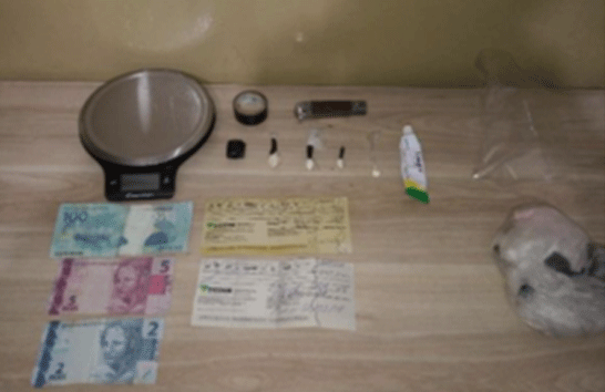 PM prende suspeito de tráfico de drogas no bairro Mangueiras