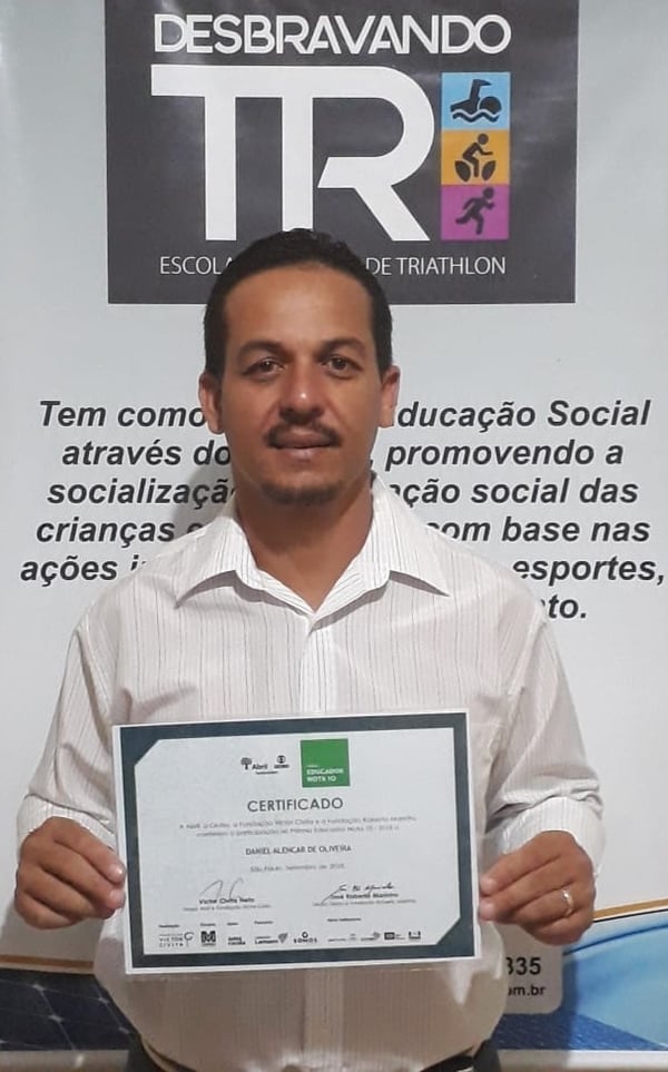 Egresso do Uniaraxá recebe prêmio Educador Nota 10 com o projeto “DesbravandoTRI”