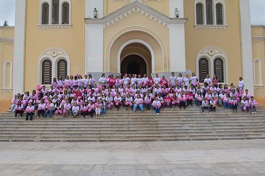 Caminhada encerra campanha Outubro Rosa em Araxá