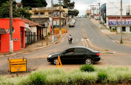 Prefeitura recupera rede de água pluvial na rotatória da Amazonas com João Paulo II