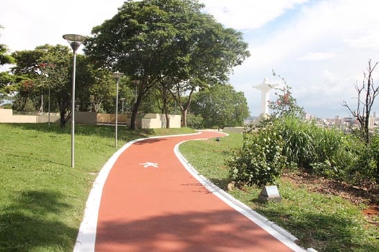 Prefeitura realiza melhorias na pista de caminhada do Parque do Cristo