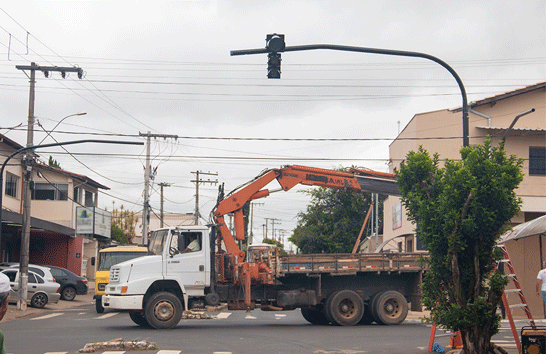 Prefeitura instala semáforo no bairro Santo Antônio