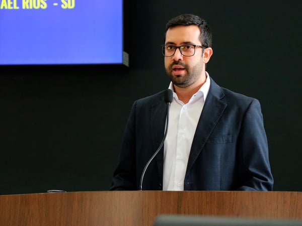 Raphael Rios questiona cumprimento do piso salarial de agentes de saúde
