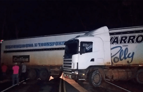 Motorista de ônibus de universitários de Araxá pensa rápido e evita colisão fatal com carreta