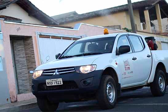 Prefeitura de Araxá combate o Aedes aegypti com carro fumacê