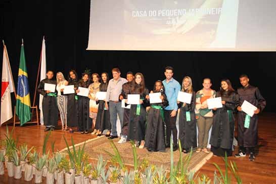 Prefeitura entrega certificados para jovens do Pequeno Jardineiro