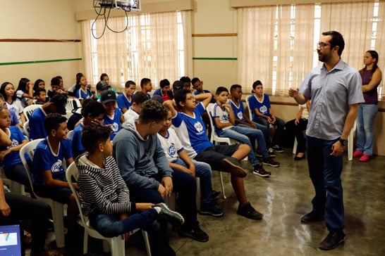 Vereador Raphael Rios aborda políticas públicas em encontro com alunos na Escola Armando Santos