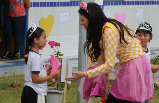 Unidades de ensino coordenadas pela Prefeitura recebem escritores do Fliaraxá