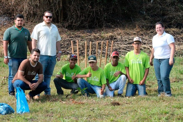 IPDSA e Casa do Pequeno Jardineiro plantam ipês amarelos em área verde da Prefeitura