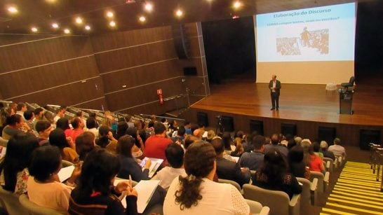 Curso de Oratória recebe grande Público no Teatro Municipal
