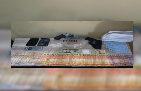 PM apreende arma e cocaína no bairro Abolição