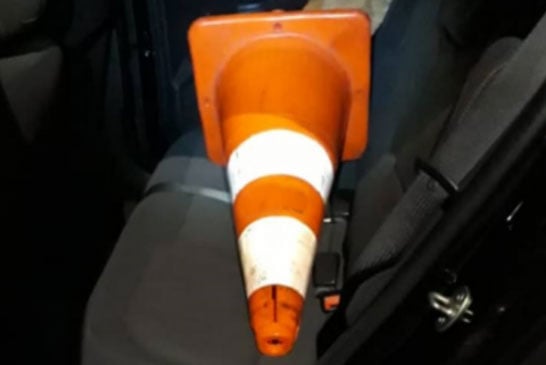 Jovens são presos por furto de cone da polícia e embriaguez ao volante