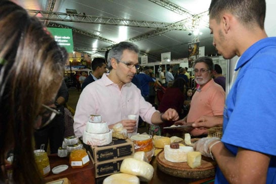 Romeu Zema entrega Selo Arte a produtores do Queijo Minas Artesanal