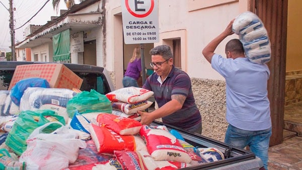Entrega de alimentos para o SOS de Araxá