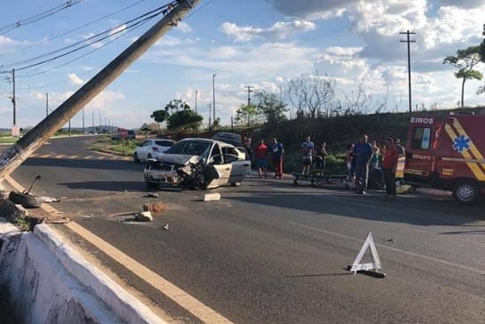 Casal fica ferido após acidente na av. José Ananias de Aguiar