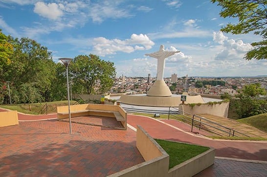 Prefeitura intensifica manutenção e limpeza no Parque do Cristo