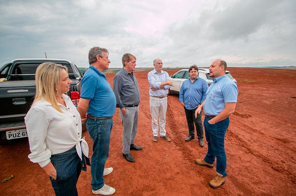 Prefeito Aracely visita local onde será instalada a McCain