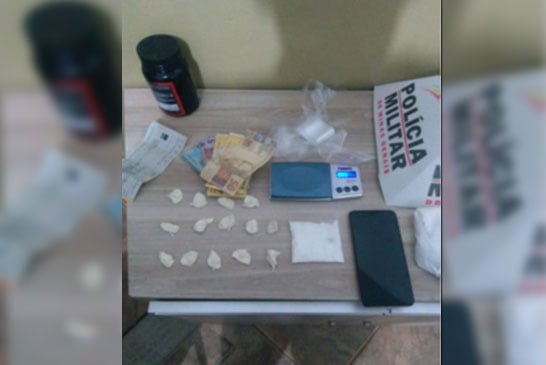 PM prende suspeito de tráfico com papelotes de cocaína