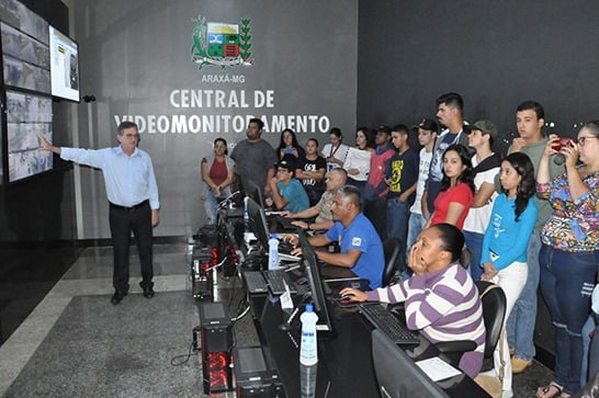 Prefeitura realiza tour com funcionários, estudantes e professores do Uniaraxá
