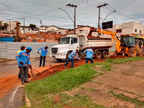 Prefeitura faz intervenção na av. João Paulo II, em frente a obra do viaduto