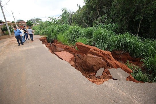 Prefeitura interdita rua com erosão no bairro Novo Pão de Açúcar III
