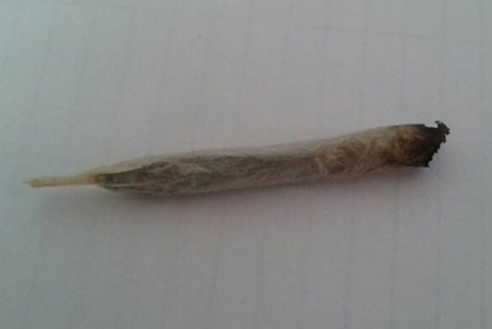 Homem é preso após dar maconha para crianças de 8 e 11 anos fumarem